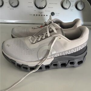 On Cloud Running Lightweight Neutral Trainer in Light Gray